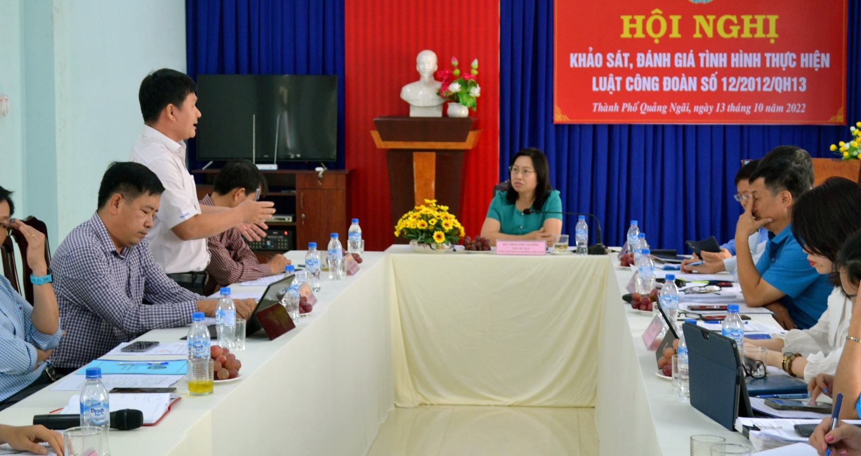 Bà Thái Thu Xương lắng nghe ý kiến đóng góp của các đại biểu tham gia Hội nghị.