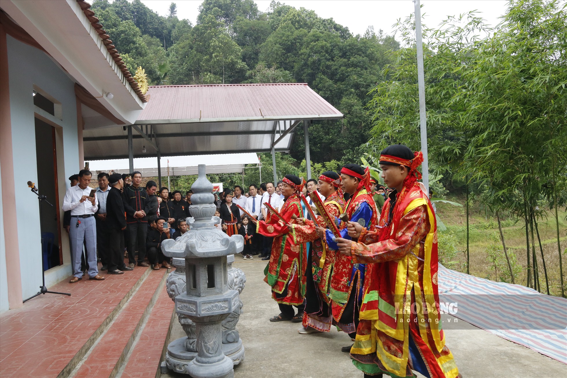 được thực hiện với các nghi thức truyền thống, mang đậm bản sắc dân tộc Dao để cầu phúc, cầu lộc, cầu mùa; cầu cho mưa thuận, gió hoà, hoạt động trồng, chế biến, tiêu thụ quế gặp may mắn, thuận lợi.