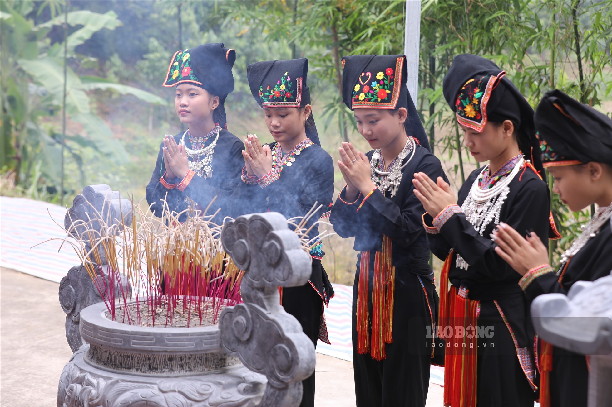 Tiếp đó, các đại biểu cùng đông đảo bà con đồng bào dân tộc Dao trong vùng cũng đến thắp hương tri ân những đóng góp của ông tổ nghề trồng quế này đối với địa phương.