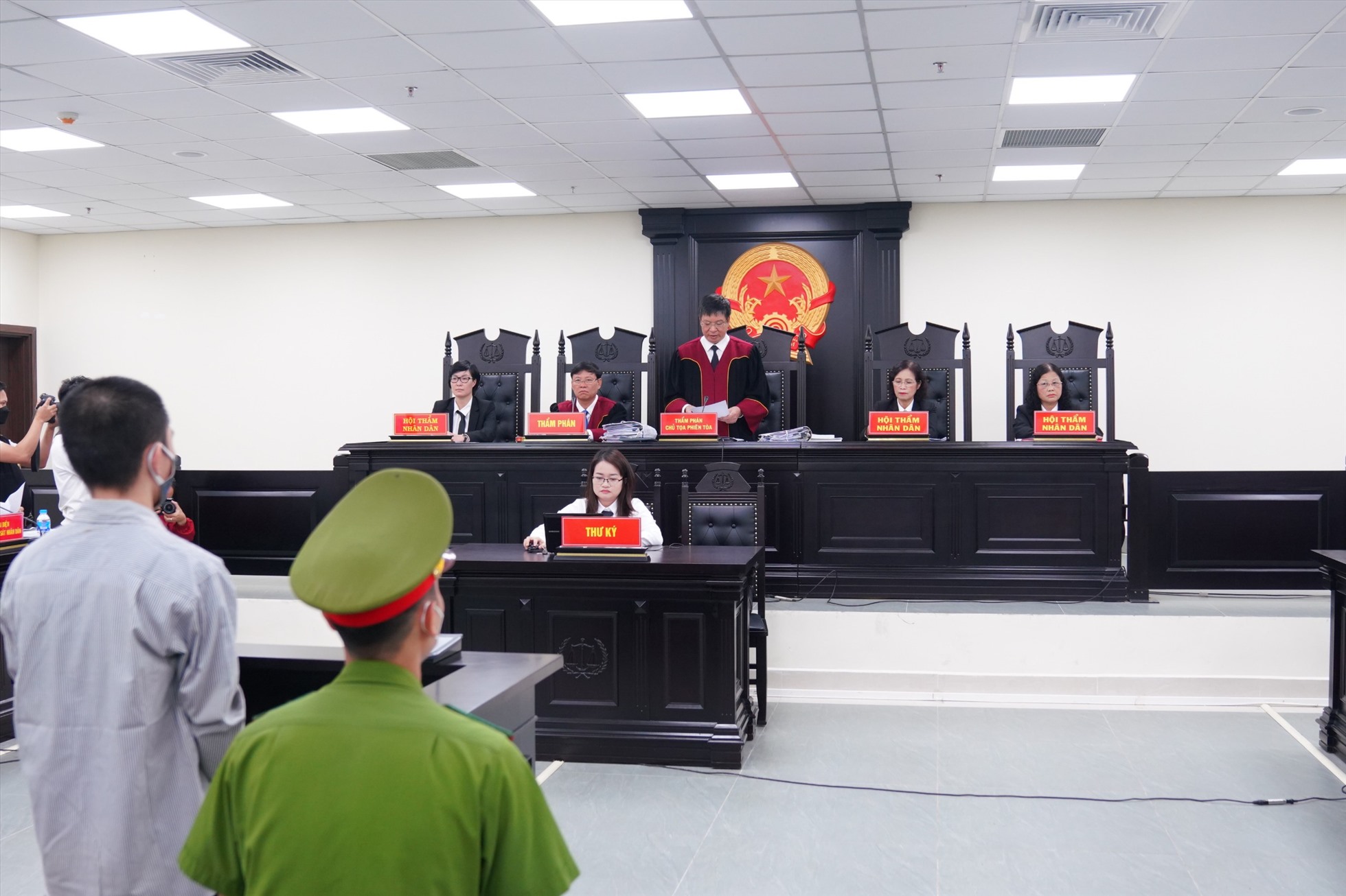 Chủ toạ Mai Văn Quang công bố bản án với bị cáo Nguyễn Trung Huyên. Ảnh: V.D