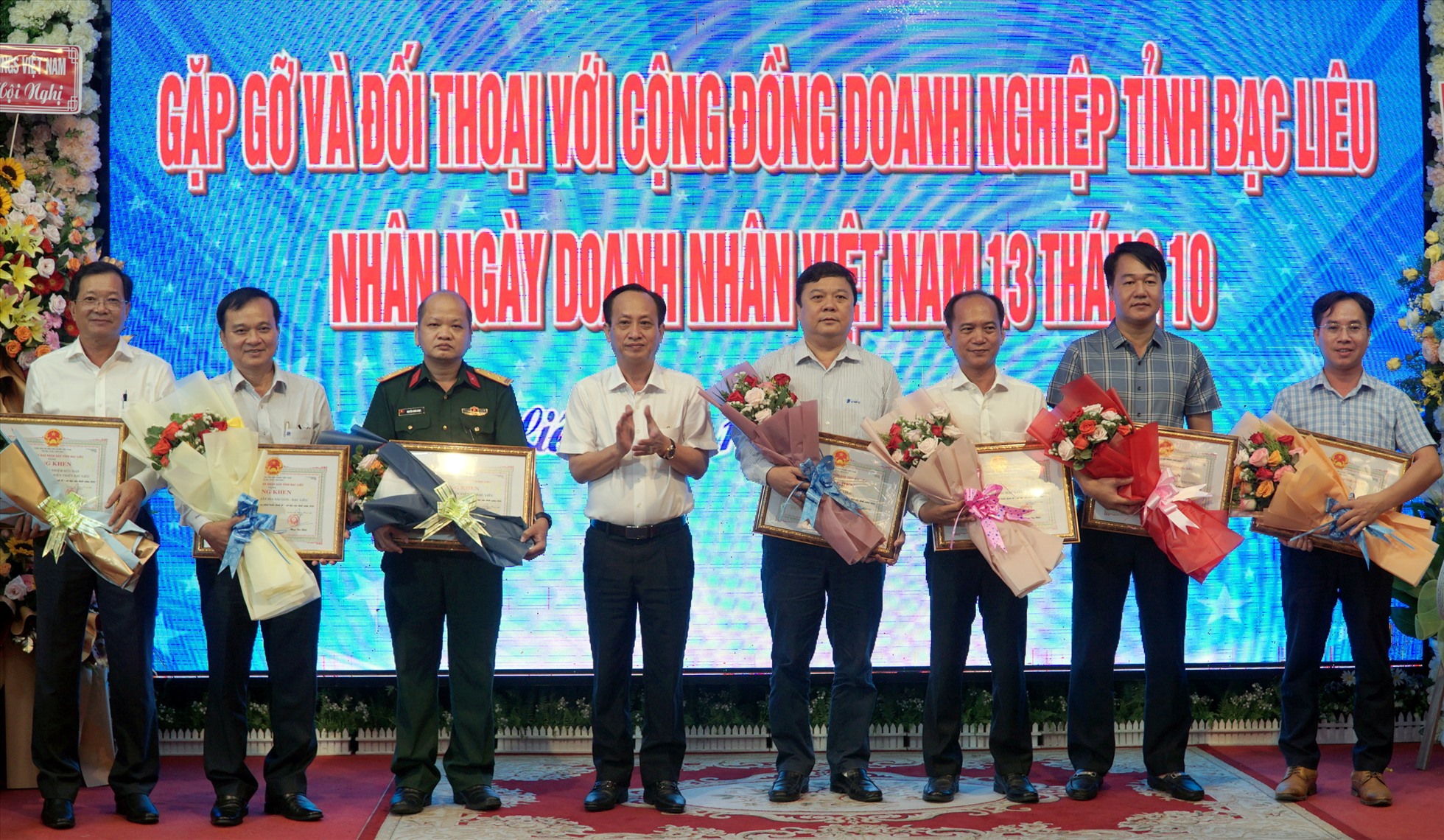 24 doanh nghiệp được Chủ tịch UBND tỉnh Bạc Liêu tặng Bằng khen vì sự đóng góp kinh tế xã hội của tỉnh. Ảnh: Nhật Hồ