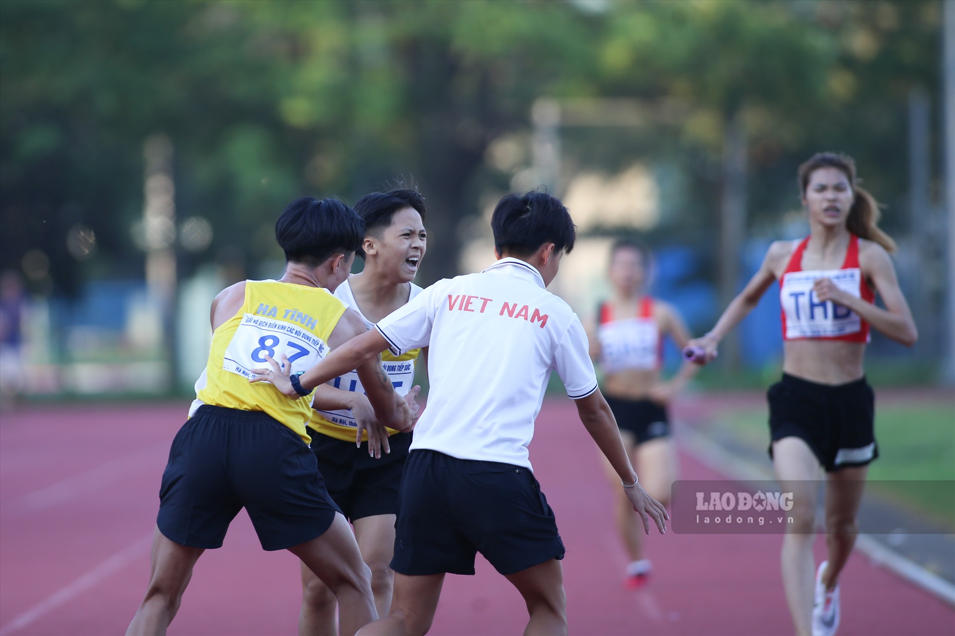 Niềm vui của đội Hà Tĩnh khi giành huy chương vàng, đây cũng là kỷ lục đầu tiên được thiết lập ở nội dung đưa vào thi đấu.