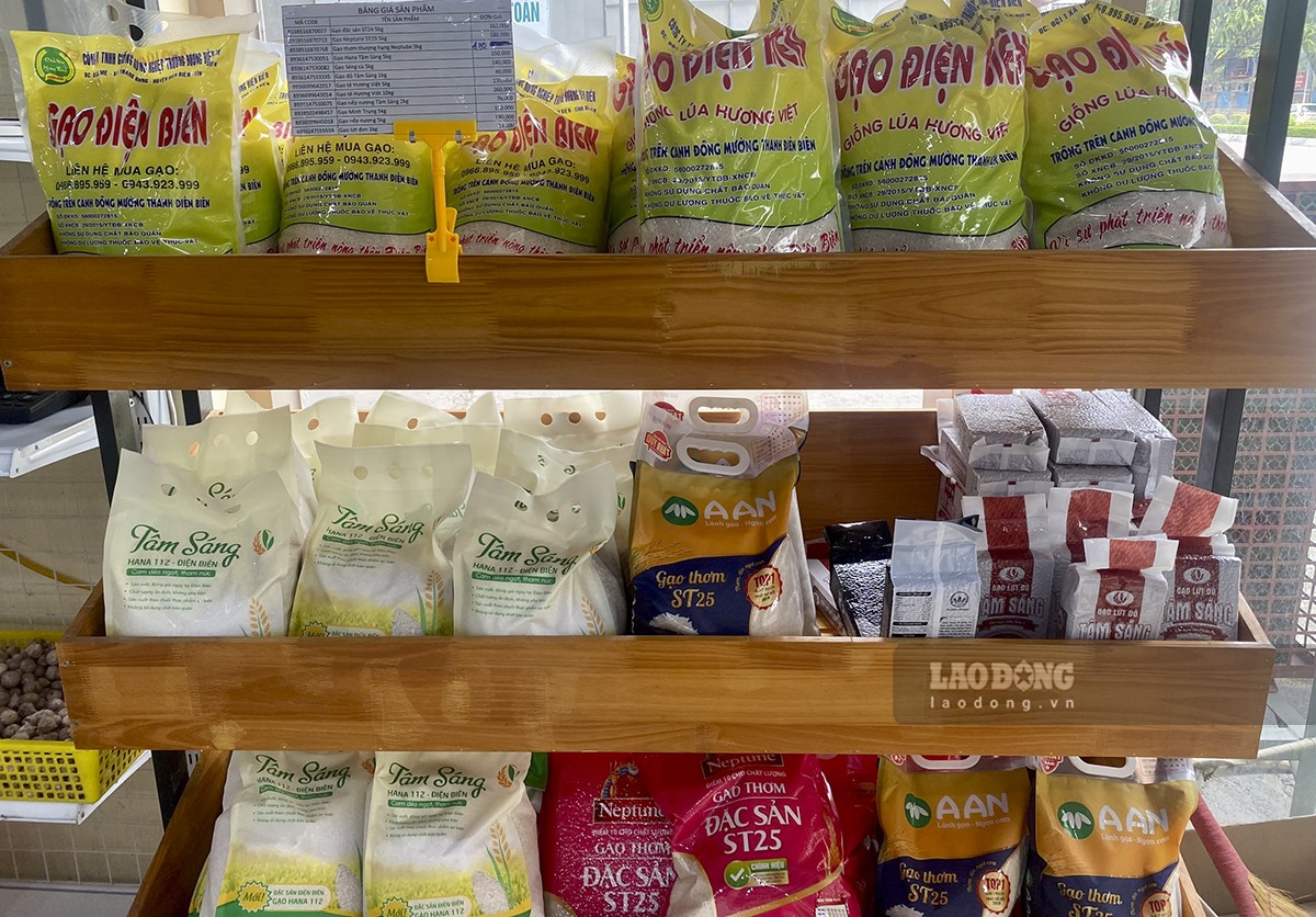 Một số loại gạo được bày bán trong siêu thị tại TP Điện Biên Phủ.