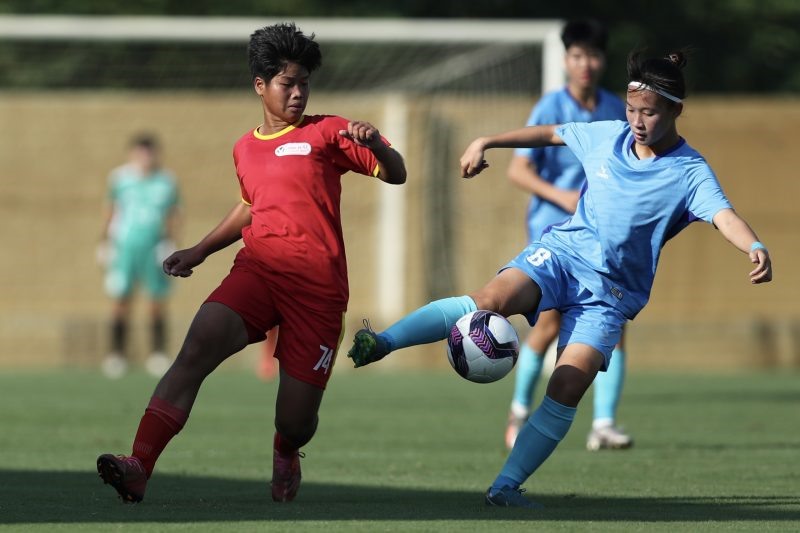 U16 nữ Sơn La (áo trắng) chơi ép sân so với TPHCM. Ảnh: Sơn Tùng