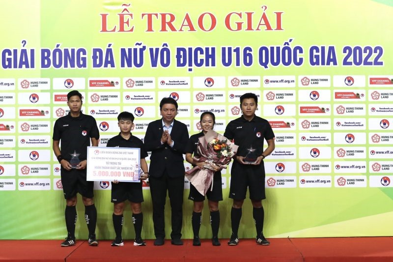 Tối 13.10, lễ bế mạc giải đấu đã được diễn ra tại Trung tâm đào tạo bóng đá trẻ Việt Nam. Ông Lê Hoài Anh – Tổng Thư ký LĐBĐVN trao thưởng cho tổ trọng tài hoàn thành xuất sắc nhiệm vụ. Ảnh: VFF