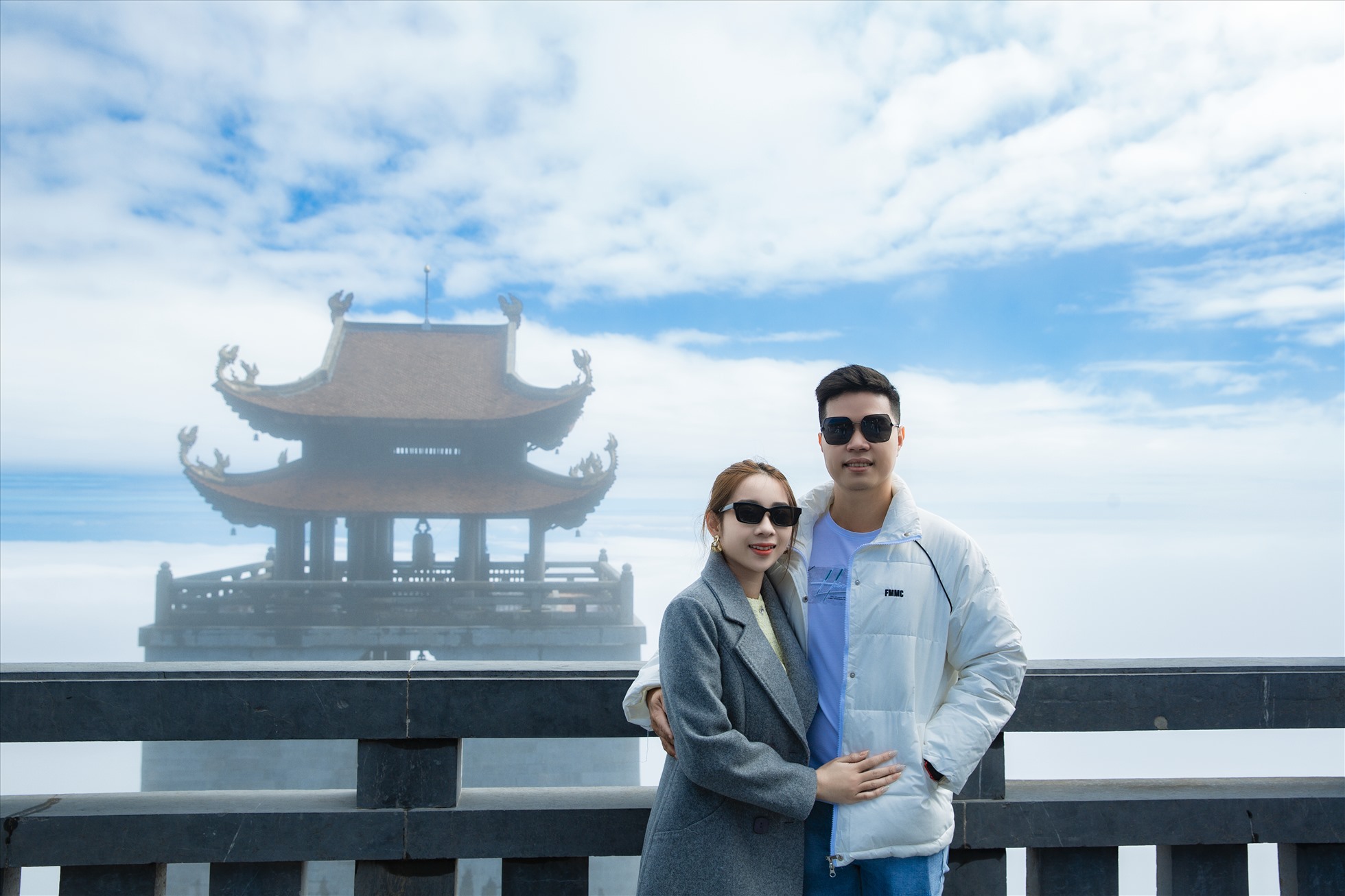 Anh Quy, du khách Đồng Tháp cho biết đây là lần thứ 2 đến với Sun World Fansipan Legend. “Lần này đến đây, mình may mắn được chiêm ngưỡng biển mây huyền ảo. Không chỉ cảnh sắc thiên nhiên mà những công trình tâm linh, vườn hoa rực rỡ sắc màu của khu du lịch cũng rất ấn tượng. Tất cả hòa quyện với nhau như miền tiên cảnh”, anh nói.
