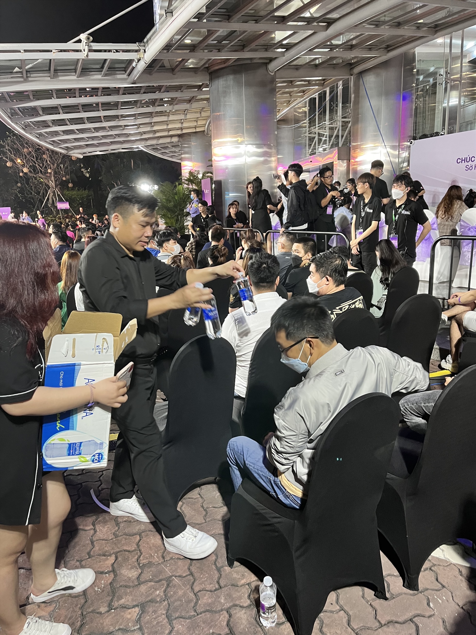 Ghi nhận tại sự kiện ra mắt của Minh Tuấn Mobile, hàng trăm người đã có mặt chờ mua Iphone 14 trước giờ mở bán.
