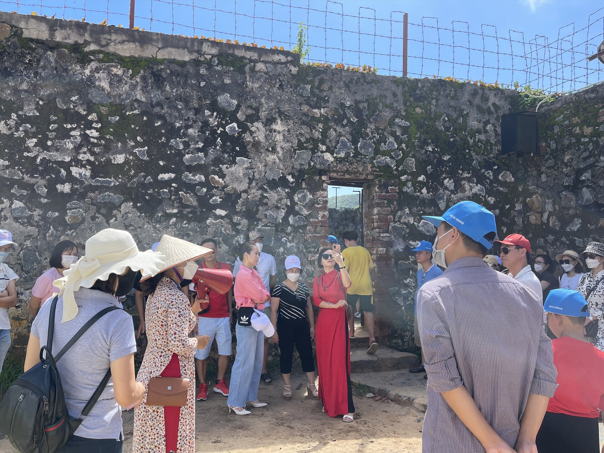 Du khách tham quan Trại giam Phú Hải. Ảnh: Hải Minh