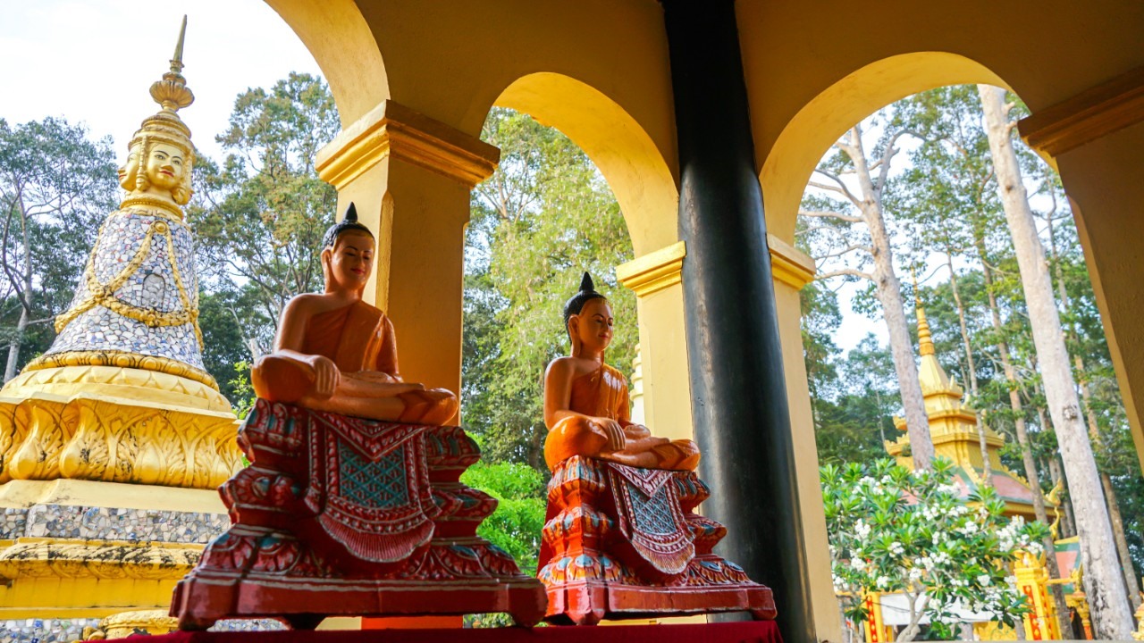 Là công trình kiến trúc tượng trưng cho hoạt động tâm linh của người dân Trà Vinh, địa điểm du lịch Trà Vinh này được xây dựng theo lối kiến trúc-trang trí chùa Khmer Nam Bộ. Ảnh: TQ