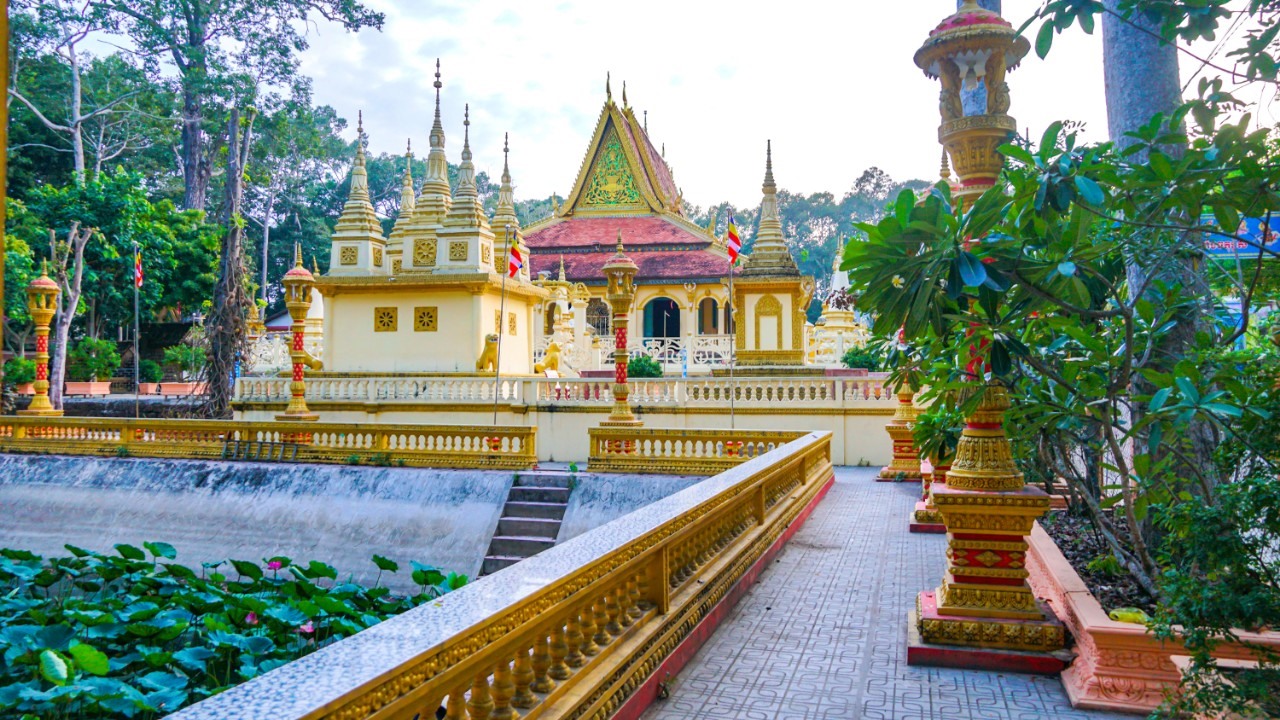 Chùa Âng không chỉ là nơi tu hành, thực hiện các lễ thức Phật giáo mà còn là nơi bảo tồn, truyền thừa các giá trị văn hóa truyền thống từ thế hệ này sang thế hệ khác. Ảnh: TQ