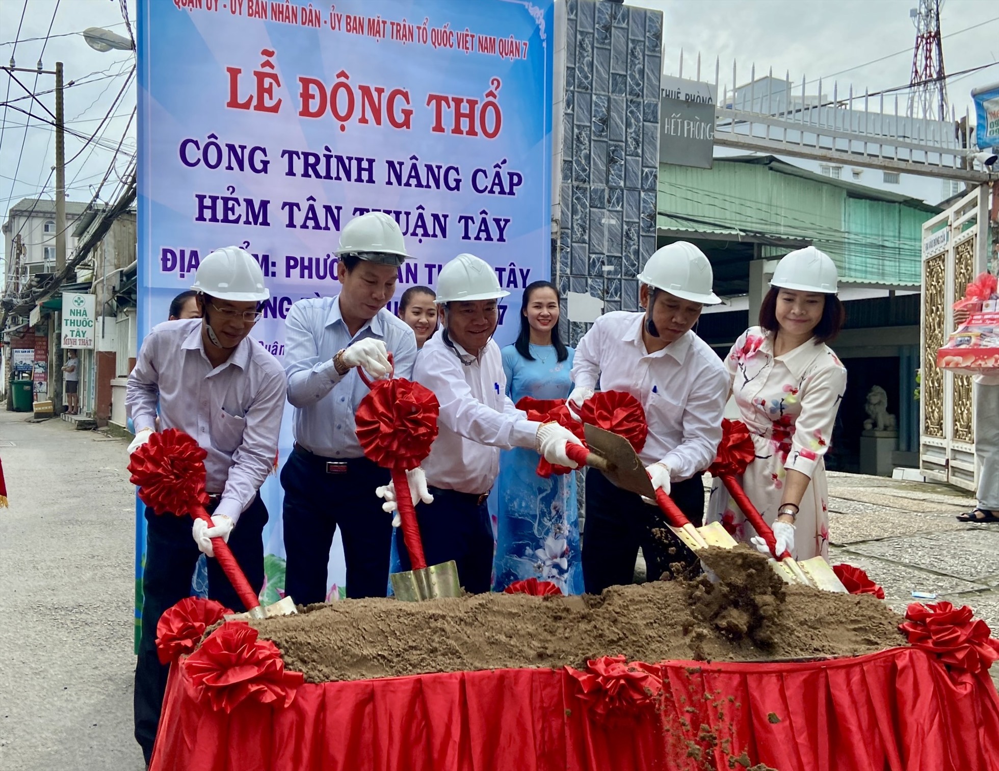 Các đại biểu thực hiện nghi lễ khởi công công trình nâng cấp hẻm Tân Thuận Tây.