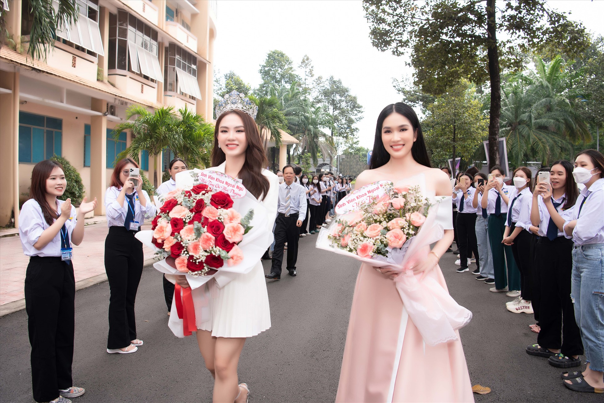 Mai Phương, Phương Anh rạng rỡ tại tour tuyển sinh “Hoa hậu Việt Nam 2022“. Ảnh: BTC.