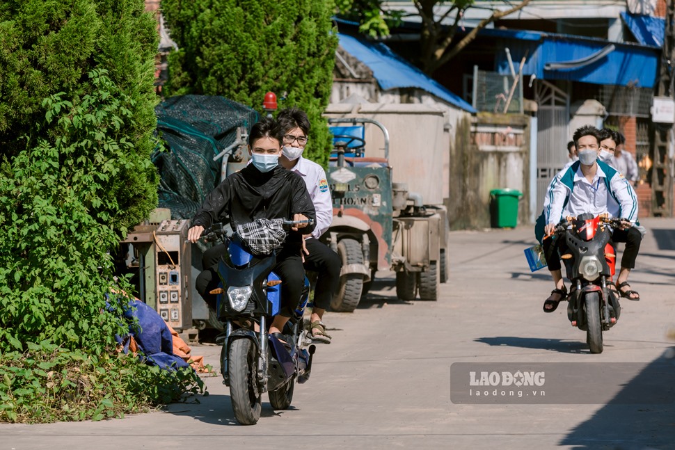Tại Trường THPT Phan Bội Châu có địa chỉ tại xã Hồng Quang, huyện Nam Trực tình trạng học sinh không đội mũ bảo hiểm khi điều khiển xe đạp điện, máy điện tới trường cũng diễn ra phổ biến.