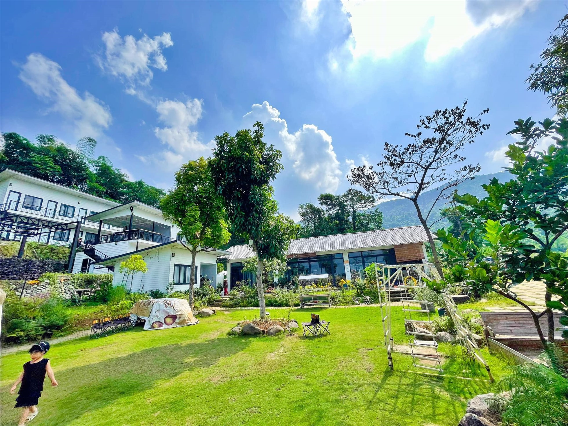 Vì thế, trong chuyến du lịch mùa thu ra vùng ngoại thành Hà Nội, Đỗ Quyên và gia đình đã đến Homely Land - một homstay nhỏ nằm hòa mình giữa thiên nhiên ở Đồng Bồ, Đông Xuân, Quốc Oai, Hà Nội.