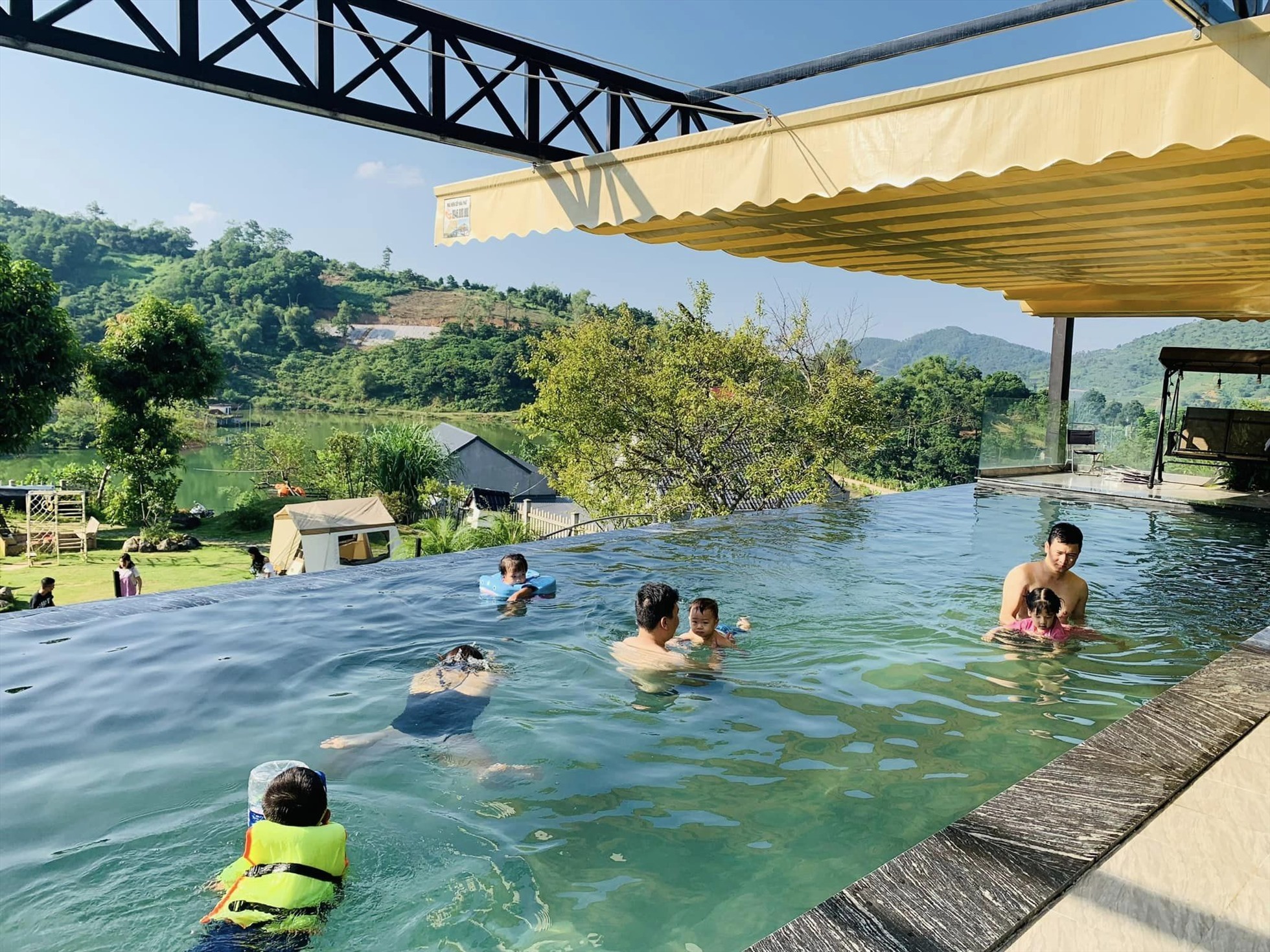 Homestay có nhiều không gian thoáng đãng, bể bơi ngoài trời cho du khách thỏa thích bơi lội, vui chơi bên người thân, gia đình.