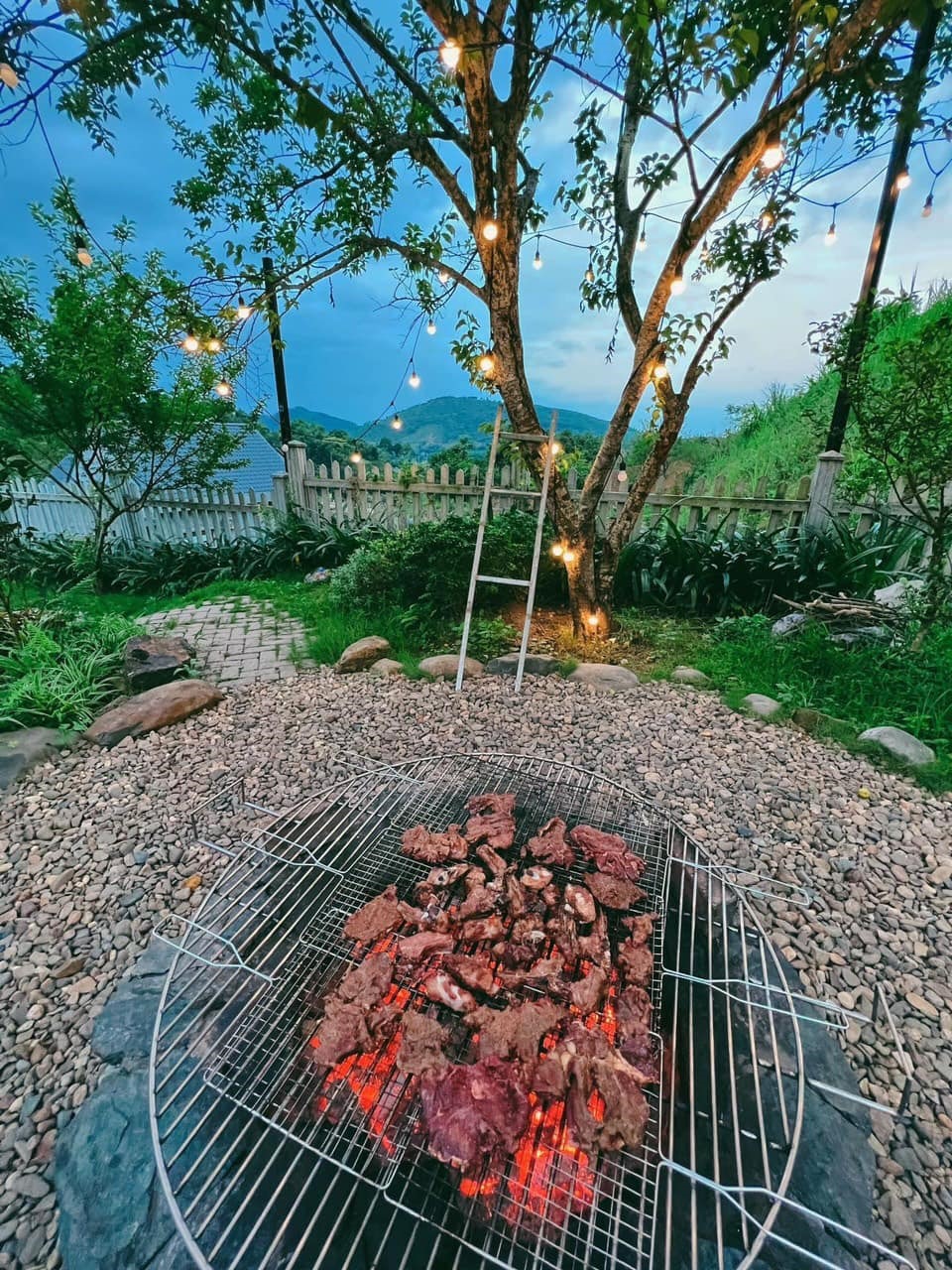 Đỗ Quyên chia sẻ: “Bên bếp lửa, mình thường làm các món nướng, là gà, bò, 3 chỉ, sườn - những thứ tươi ngon của địa phương, đem tẩm ướp với các gia vị tự nhiên để giữ được hương vị mộc“.