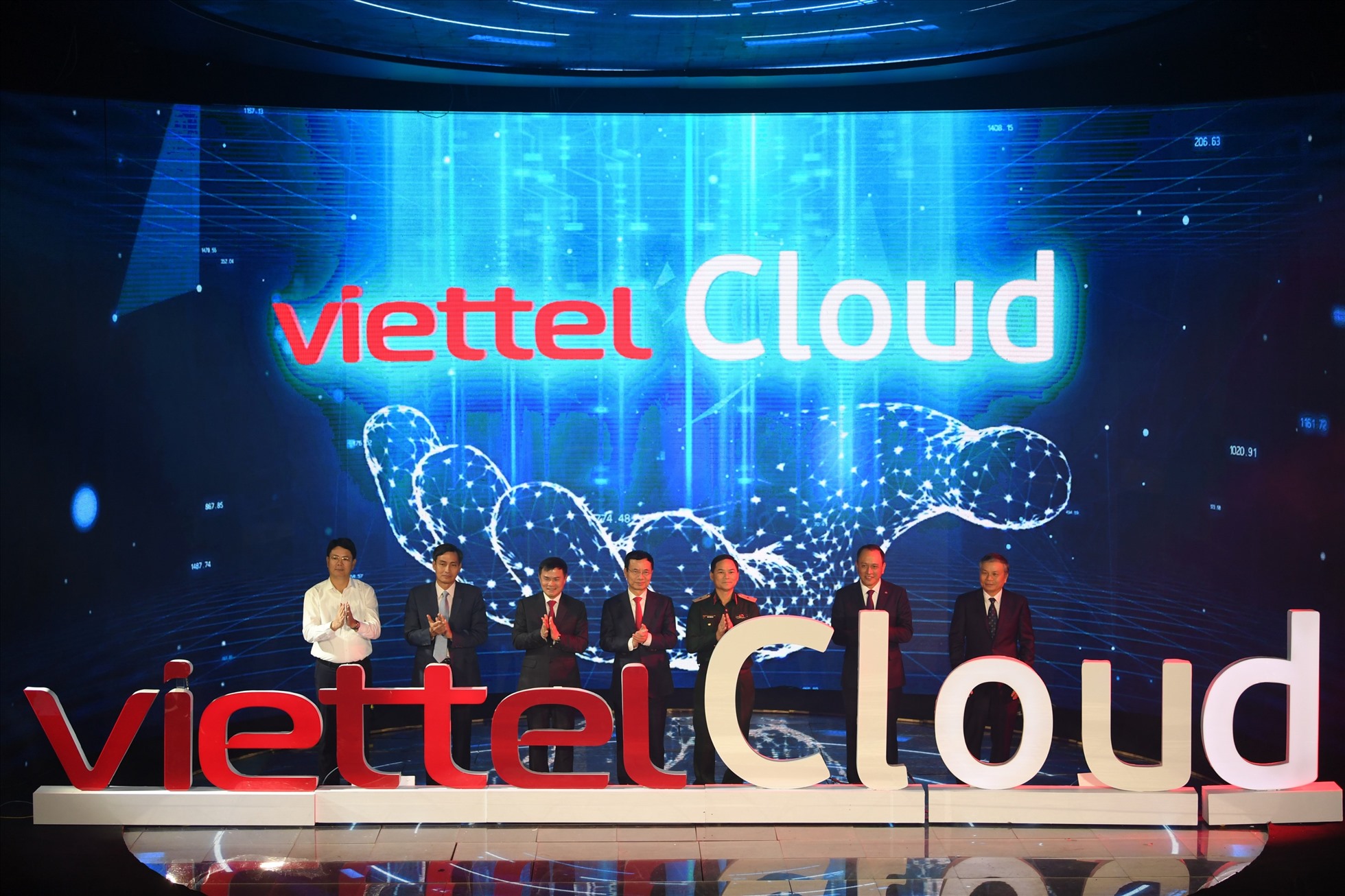 Các đại biểu bấm nút khai trương Viettel Cloud