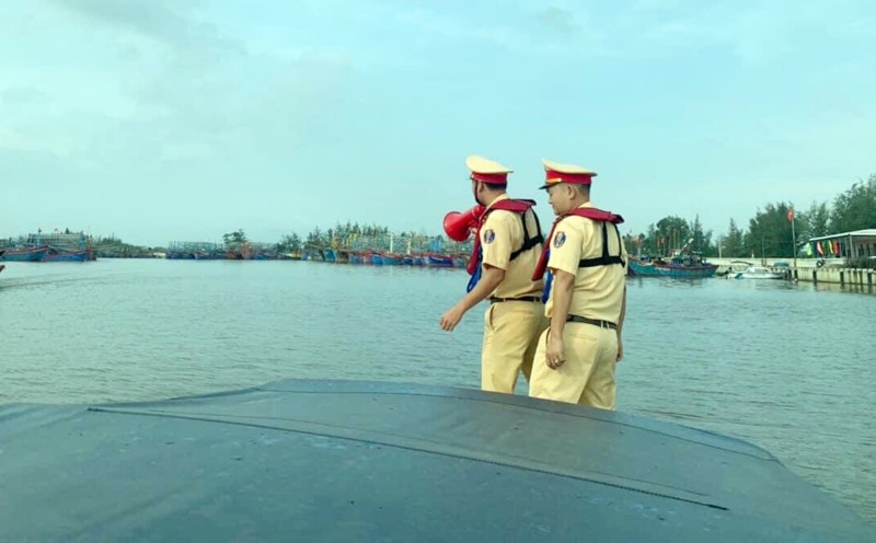 Lực lượng Cảnh sát đường thủy Công an tỉnh Quảng Nam hướng dẫn các phương tiện tàu thuyền neo đậu an toàn.
