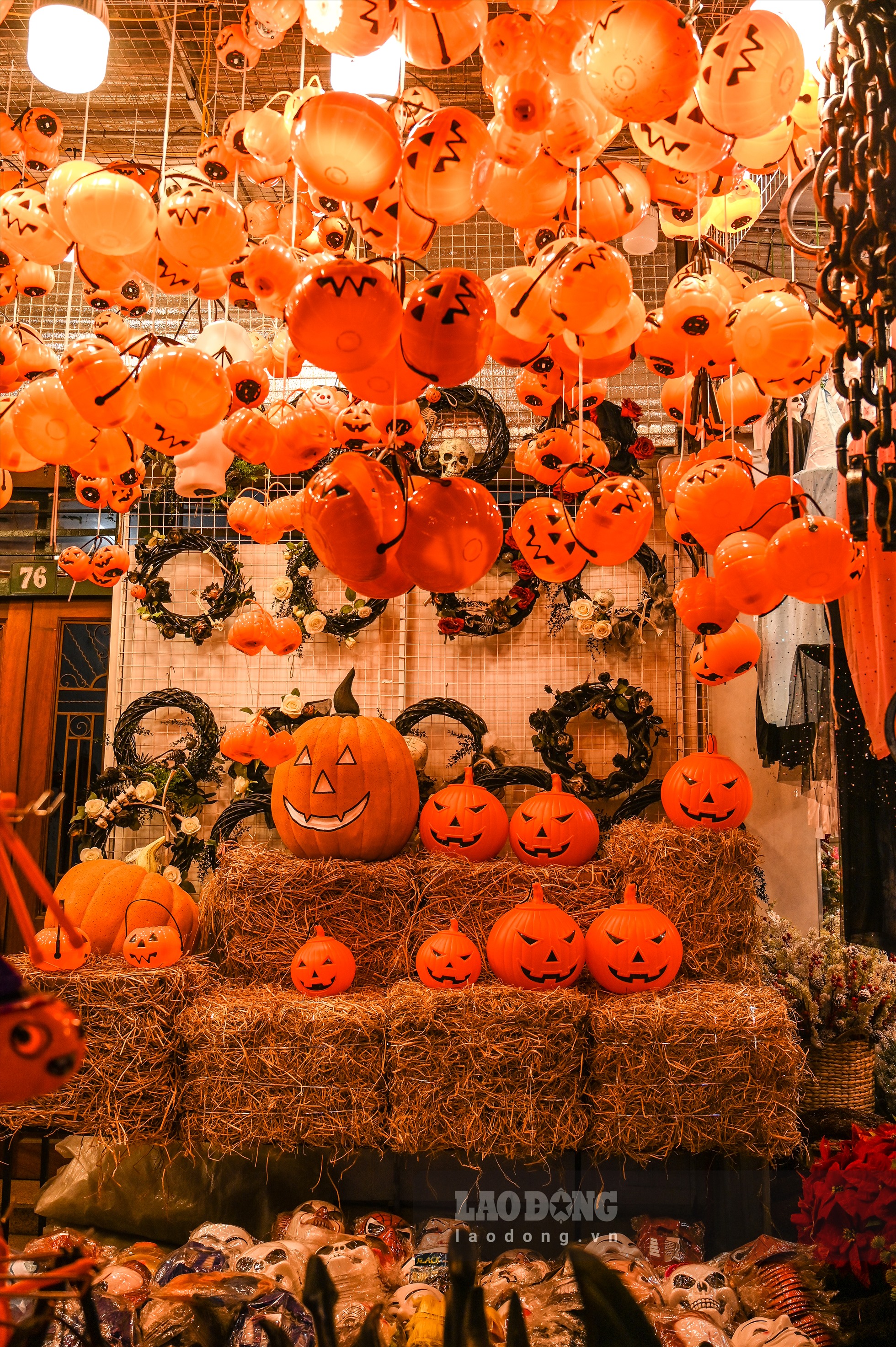 Halloween (tên đầy đủ là All Hallows’ Evening) được biết đến như một ngày lễ tưởng niệm và chào đón những linh hồn đã mất được trở về nhà. Halloween là một lễ hội truyền thống và đặc biệt ở phương Tây với biểu tượng là những trái bí ngô được khoét hình khuôn mặt.