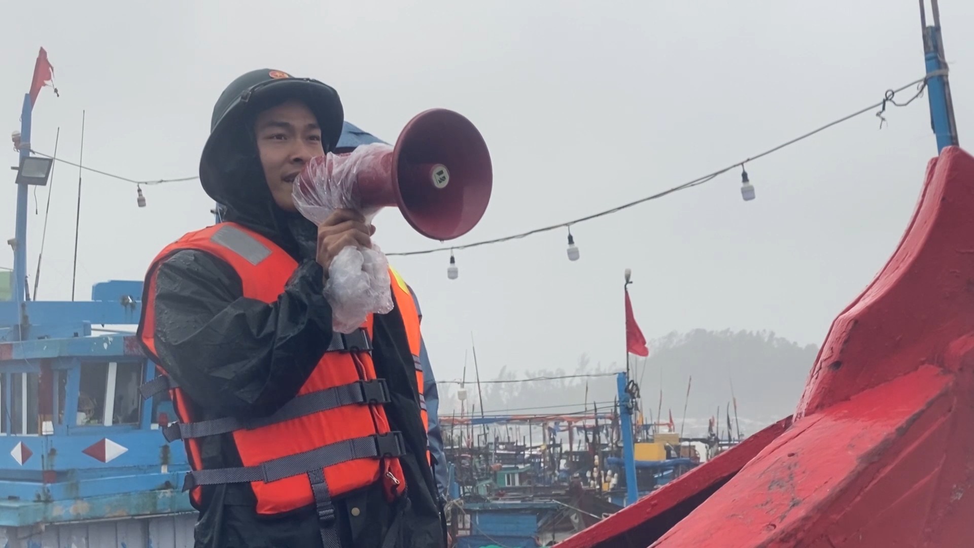 Bộ đội biên phòng Quảng Ngãi kêu gọi, hướng dẫn ngư dân đưa tàu thuyền đến nơi tránh trú bão an toàn.