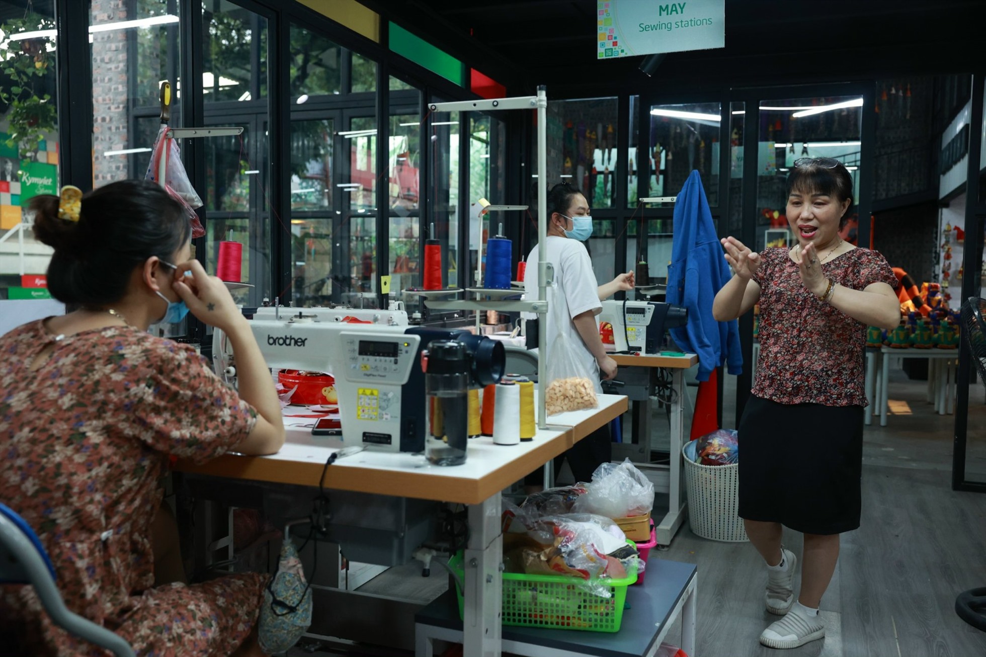 Người khuyết tật làm việc trong một cơ sở may ở Hà Nội. Ảnh: Khánh Minh