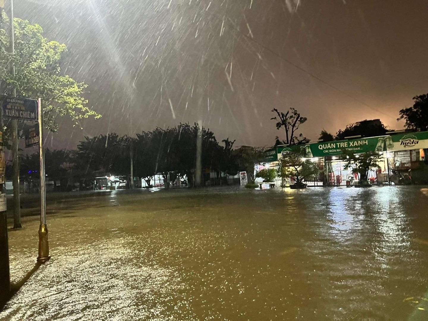 Tối 14.10, mưa lớn kéo dài khiến nhiều tuyến đường trên địa bàn Thừa Thiên Huế ngập nặng.
