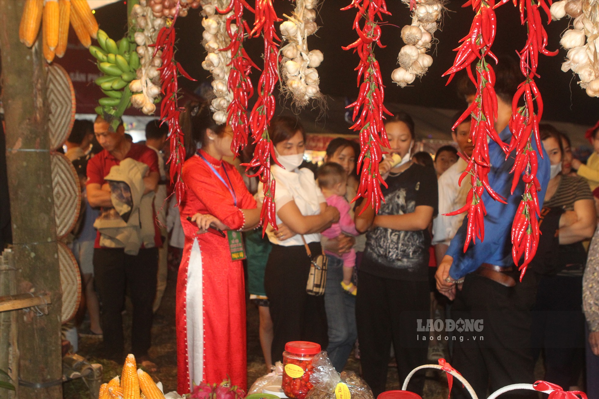 Song song với Lễ khai mạc, tại buổi lễ, người dân được tham gia “Không gian văn hóa các dân tộc huyện Văn Yên” và mua sắm các sản phẩm độc đáo của các địa phương mang đến Lễ hội.