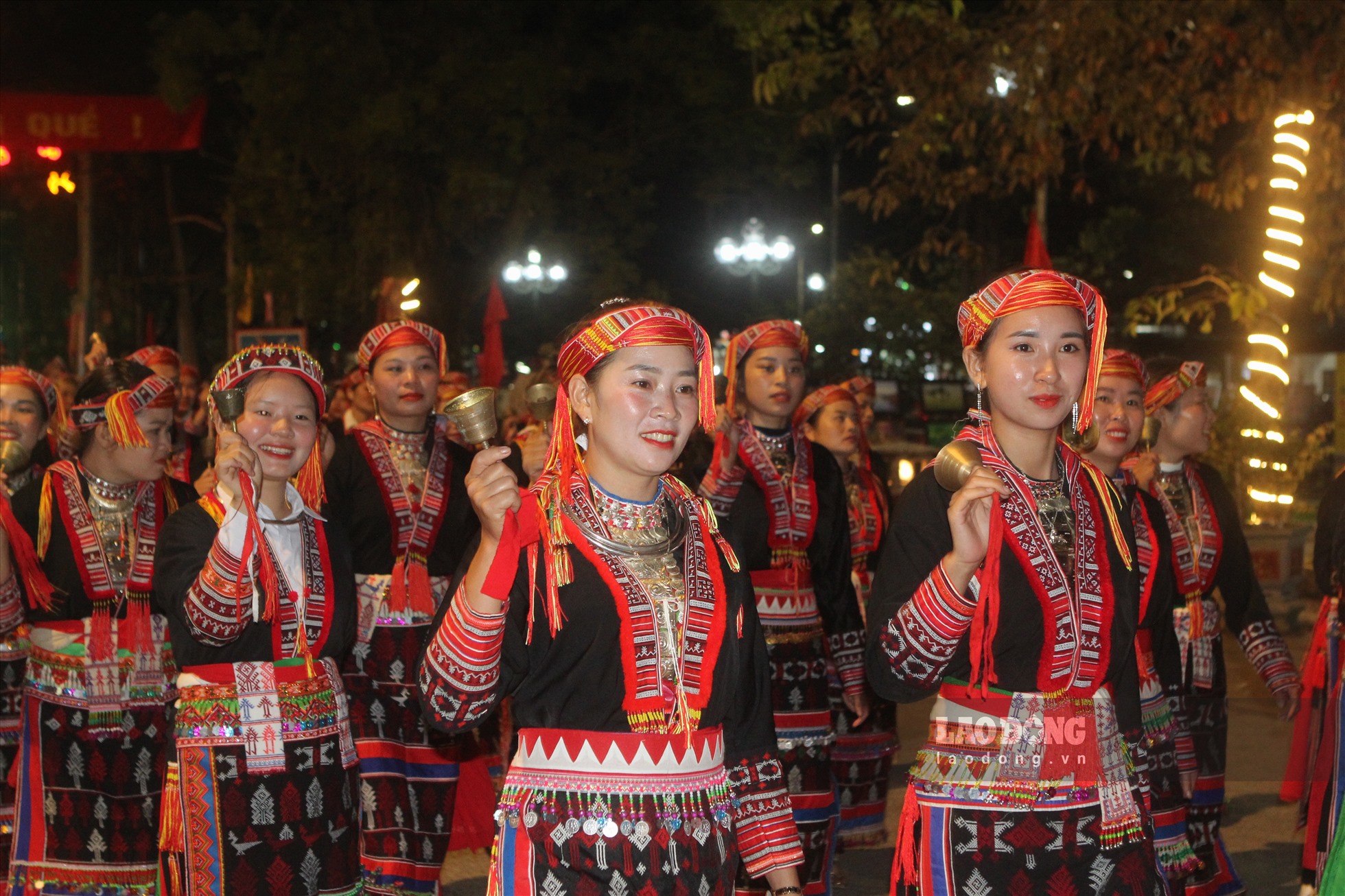 Trước giờ khai mạc Lễ hội Quế Văn Yên lần thứ 4 năm 2022, tối 14/10, huyện Văn Yên tổ chức hoạt động diễu diễn cùng “Người Dao xuống phố” với sự tham gia của 555 nghệ nhân, diễn viên quần chúng các tộc người Dao và các dân tộc khác. Đây là lần đầu tiên Văn Yên tổ chức hoạt động diễu diễn đường phố.