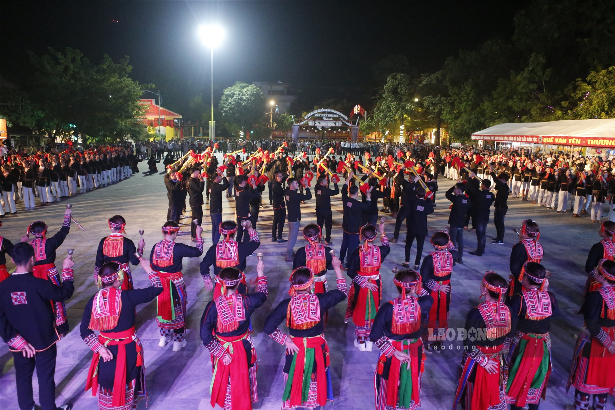 Màn diễu diễn được tổ chức 13 khối với sự tham gia của 555 nghệ nhân và diễn viên quần chúng các dân tộc Dao trắng, Dao đỏ, Dao tuyển cùng các dân tộc khác trên địa bàn huyện Văn Yên.