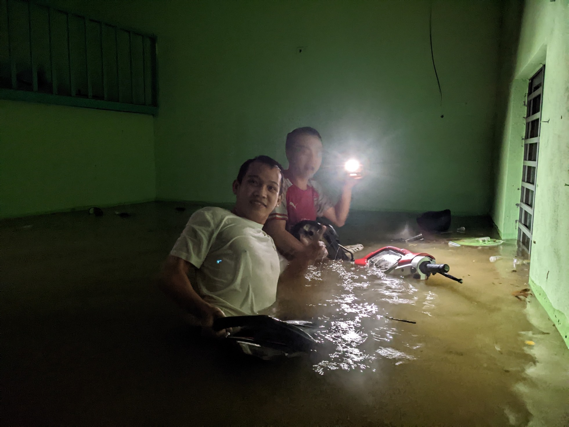 Nước ngập sâu trong một ngôi nhà trọ ở kiệt 218, đường Nguyễn Lương Bằng, quận Liên Chiểu, thành phố Đà Nẵng