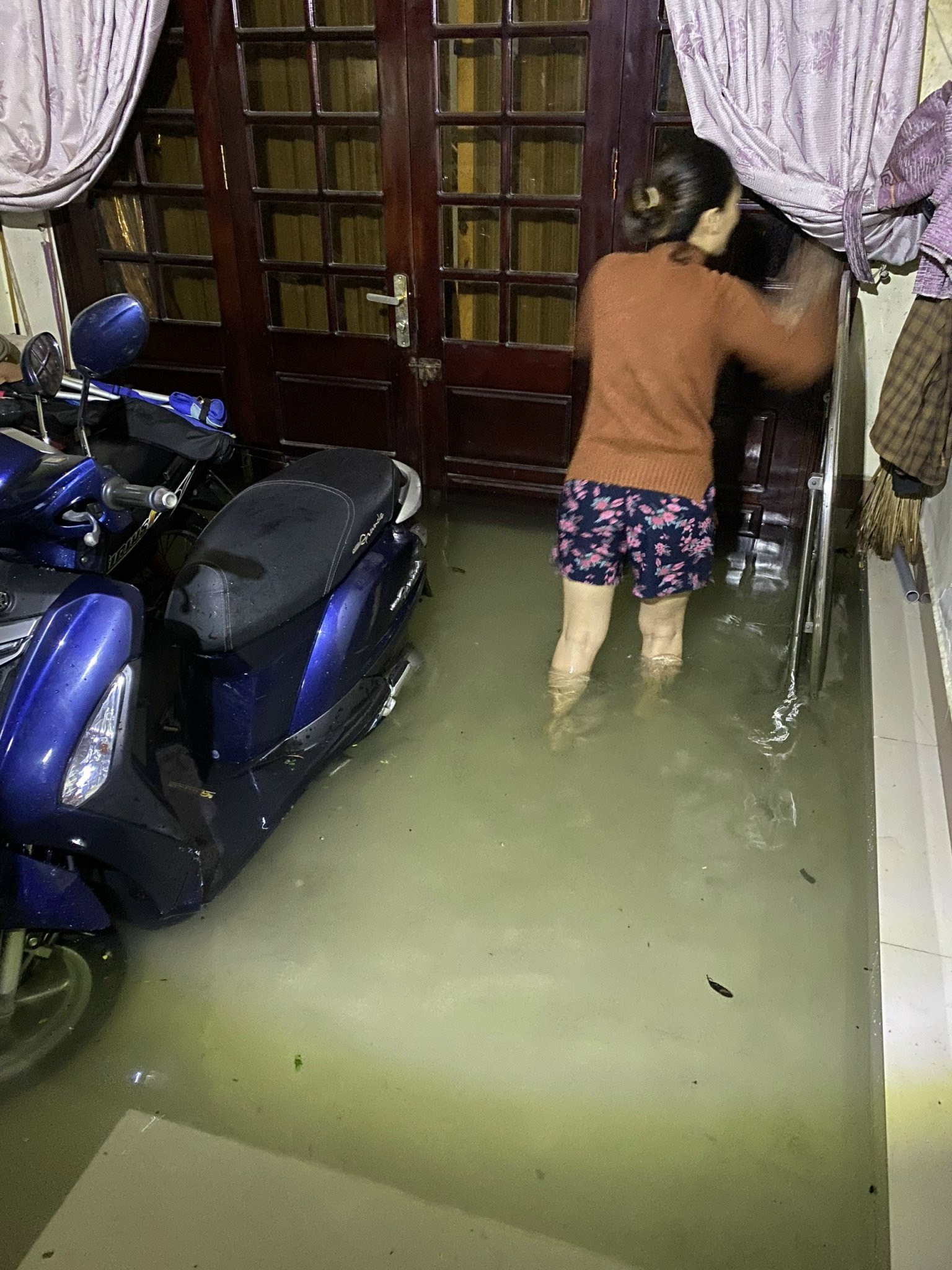 Dù đã cảnh báo sớm, nhưng mưa quá lớn, nước lên nhanh khiến hàng chục ngàn hộ dân Đà Nẵng bị nước tràn vào nhà...