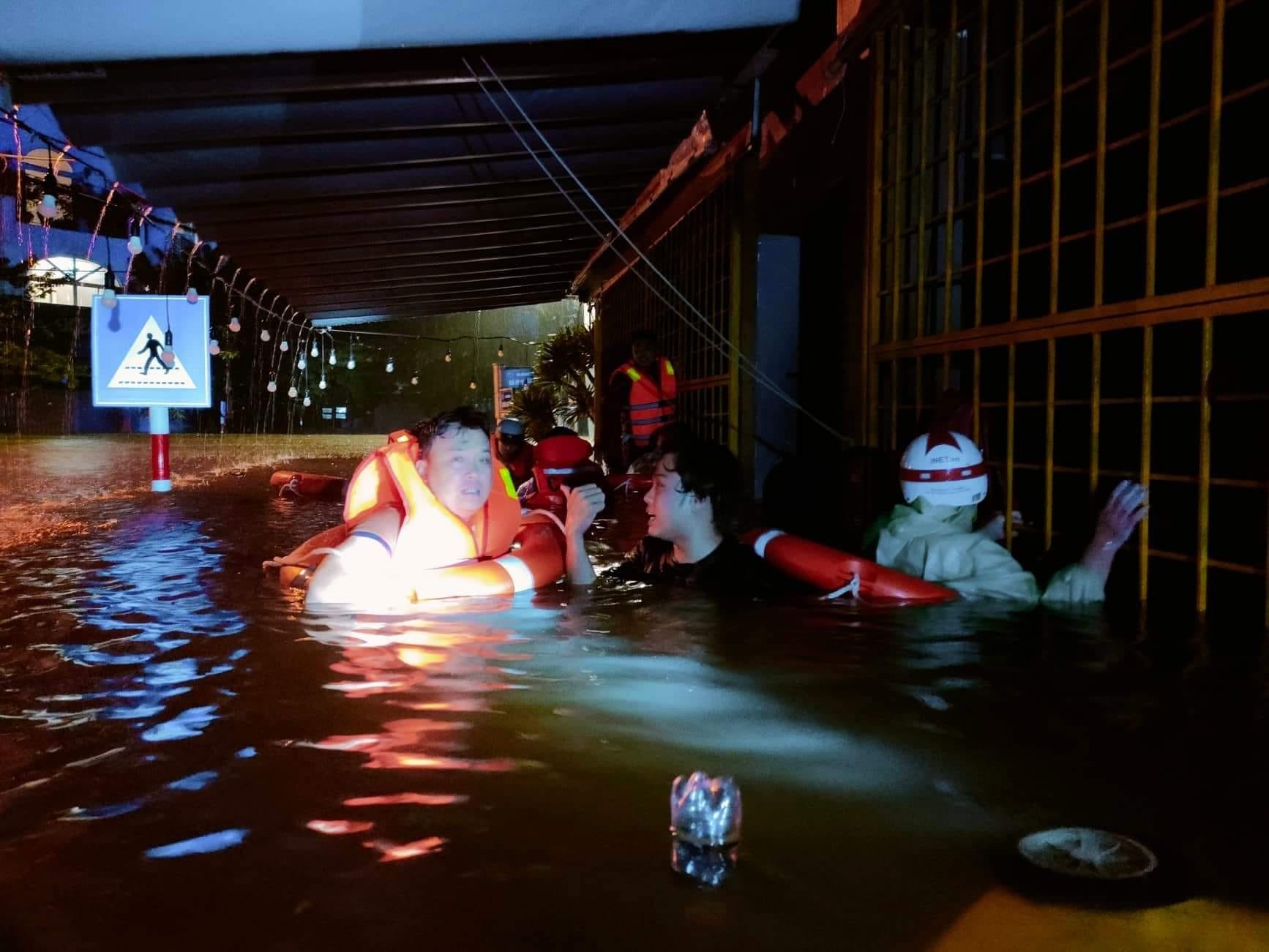 Lực lượng chức năng đã có mặt kịp thời tại các địa chỉ dân kêu cứu để đưa người ra khỏi nơi ngập lụt. Ảnh: TS