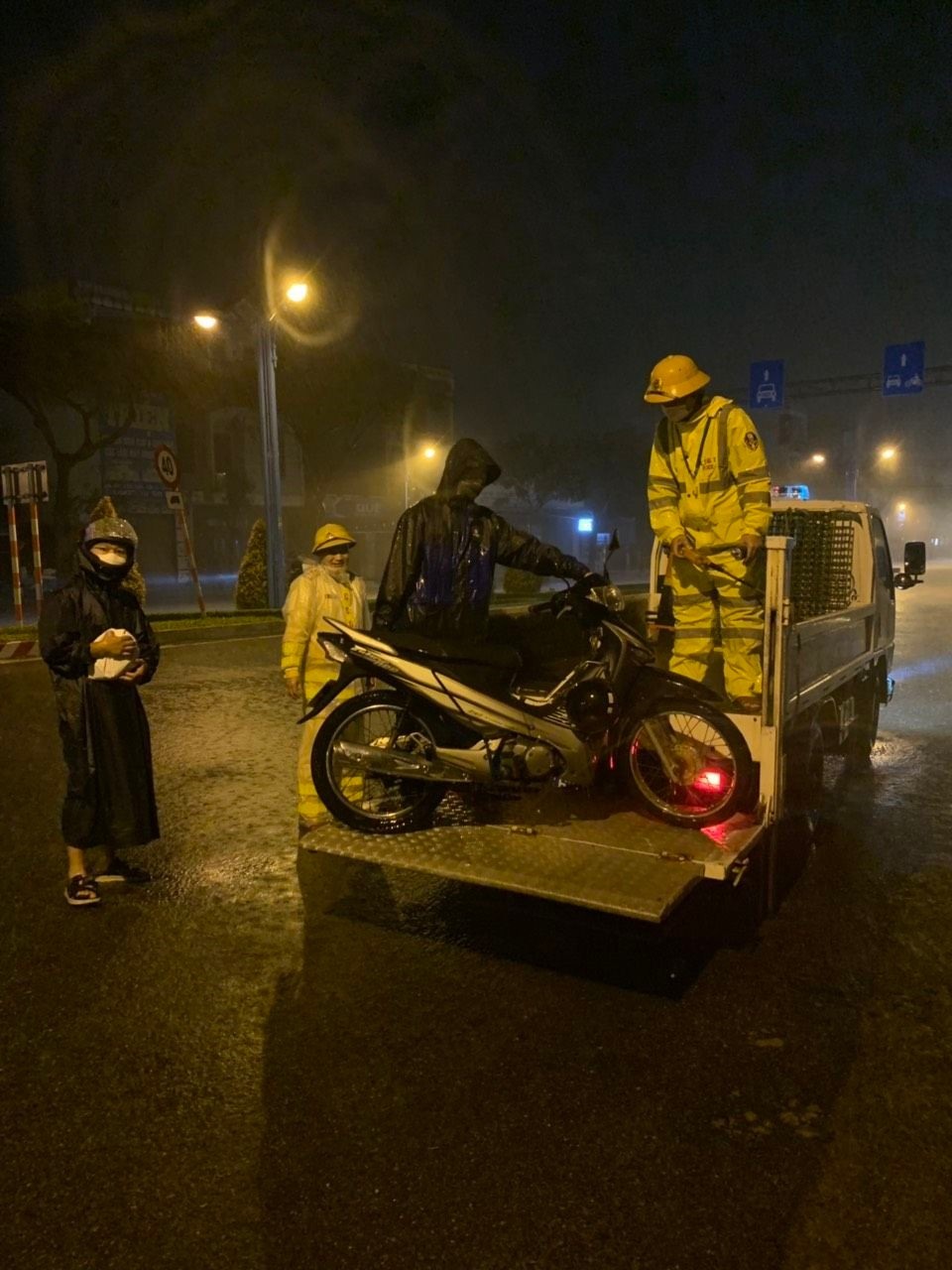 CSGT, người dân giúp nhau, cứu hộ xe máy, ôtô, người đi đường trên phố Đà Nẵng đêm 14.10. Ảnh: TS, CTV