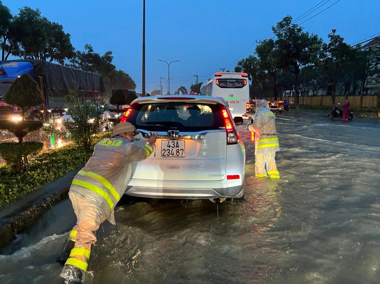 CSGT, người dân giúp nhau, cứu hộ xe máy, ôtô, người đi đường trên phố Đà Nẵng đêm 14.10. Ảnh: TS, CTV