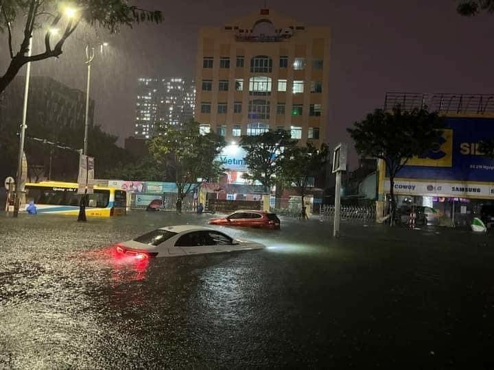 Đến 22 giờ, tại Đà Nẵng mưa đã ngớt tạnh, nhưng ngập lụt còn ở khắp nơi. Ảnh: CTV