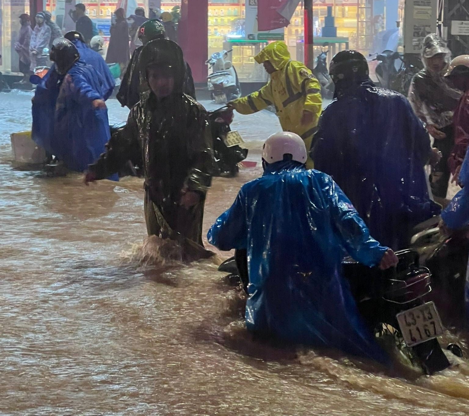 Đến 22 giờ, tại Đà Nẵng mưa đã ngớt tạnh, nhưng ngập lụt còn ở khắp nơi. Ảnh: CTV