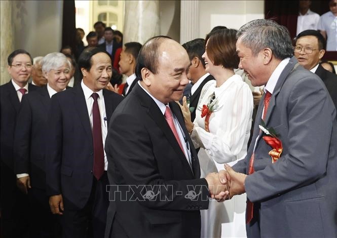 Chủ tịch nước Nguyễn Xuân Phúc với các đại biểu tham dự buổi lễ. Ảnh: Thống Nhất/TTXVN.