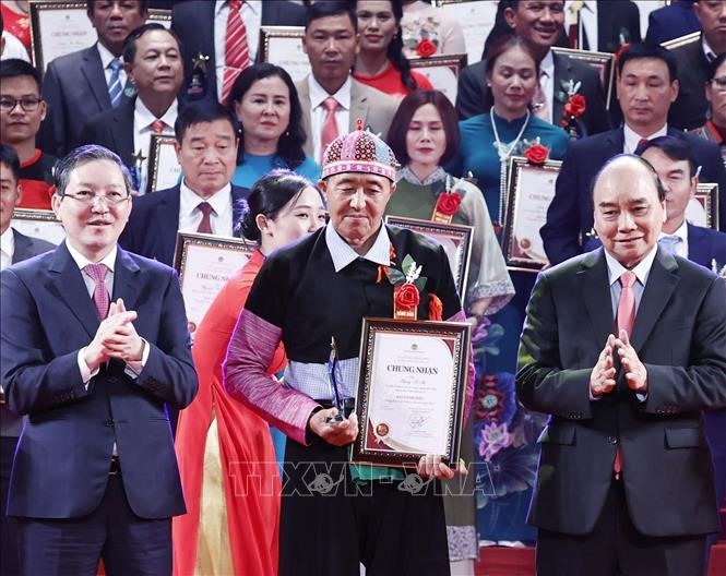 Chủ tịch nước Nguyễn Xuân Phúc và Chủ tịch Hội Nông dân Việt Nam Lương Quốc Đoàn trao Danh hiệu Nông dân Việt Nam xuất sắc năm 2022. Ảnh: Thống Nhất/TTXVN.