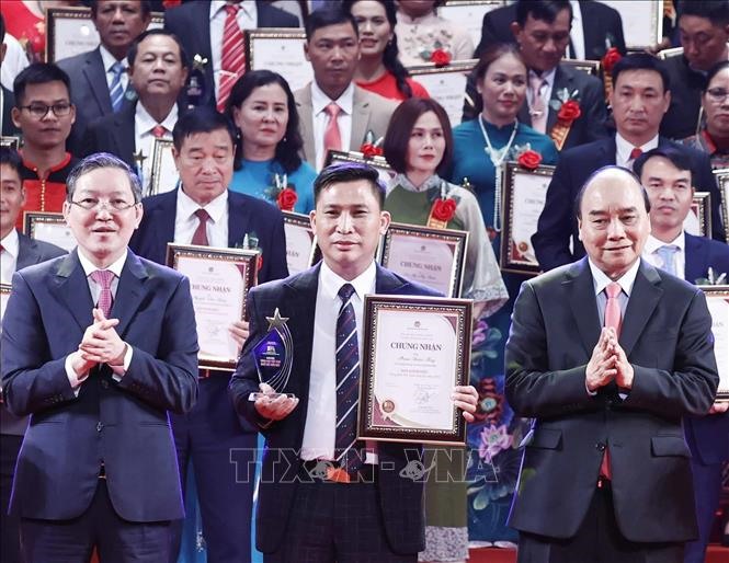 Chủ tịch nước Nguyễn Xuân Phúc và Chủ tịch Hội Nông dân Việt Nam Lương Quốc Đoàn trao Danh hiệu Nông dân Việt Nam xuất sắc năm 2022. Ảnh: Thống Nhất/TTXVN.