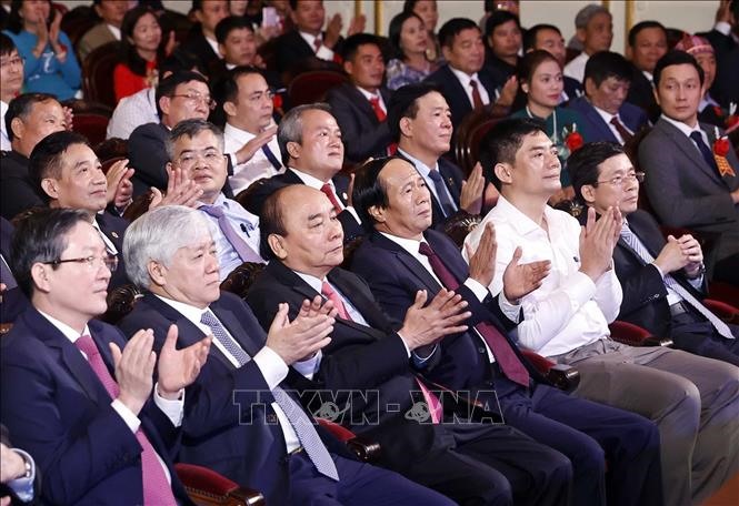 Chủ tịch nước Nguyễn Xuân Phúc và các đại biểu tham dự buổi lễ. Ảnh: Thống Nhất/TTXVN.