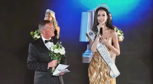 Người đẹp chính thức giành vương miện đầu tiên của Việt Nam. Ảnh: CMH.