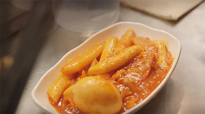 Món tokbokki trên phim Hàn được quảng bá tốt đến mức đã trở thành mặt hàng xuất khẩu. Ảnh: CMH