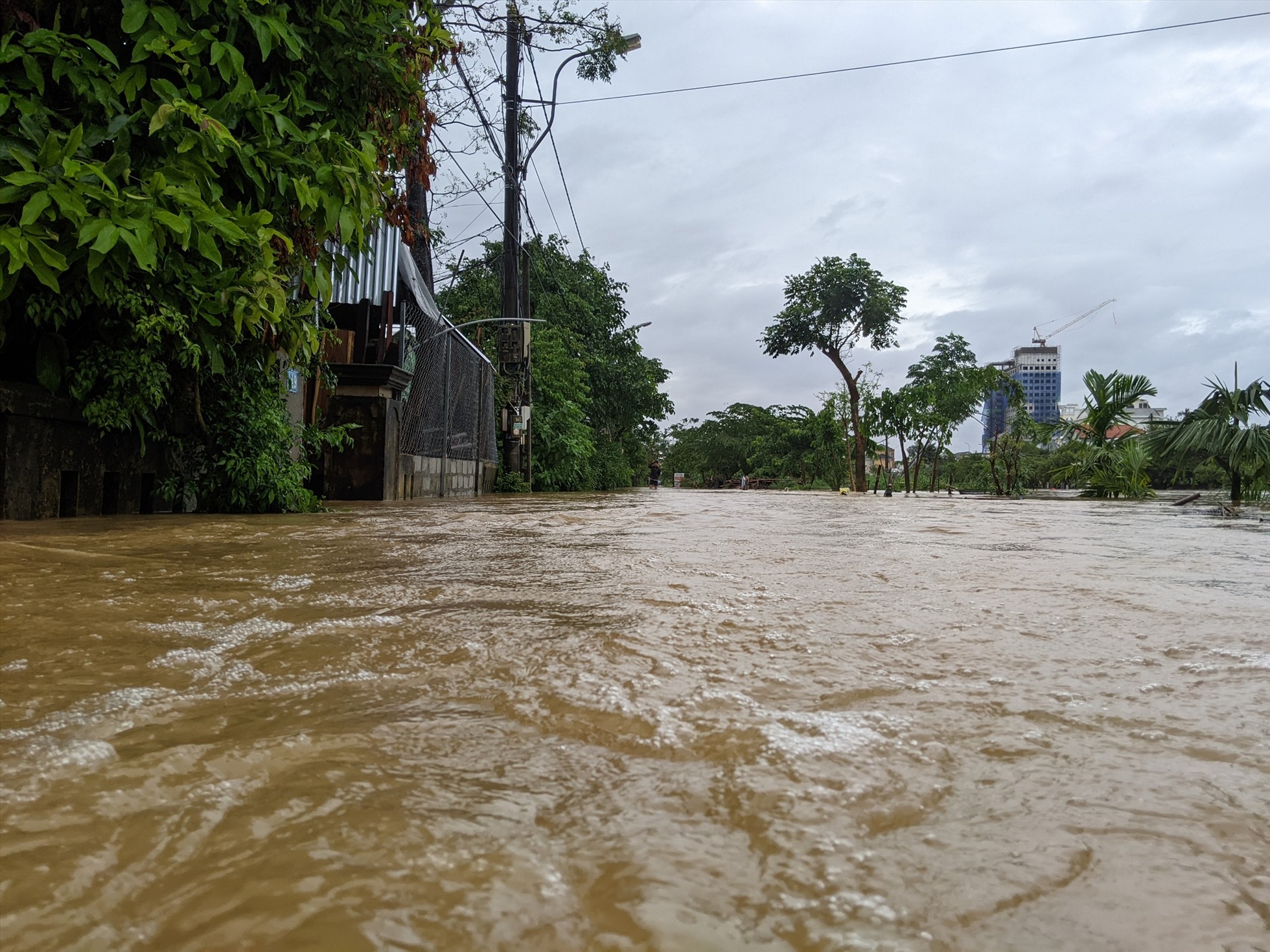 Sáng 15/10, Văn phòng Ban chỉ huy PCTT-TKCN tỉnh Thừa Thiên Huế cho biết, đến 3h sáng cùng ngày, do nước sông lên cao và ngập úng bởi cường suất mưa lớn, gây ngập cho nhà cửa ước tính có khoảng 11.200 nhà ngập, với độ sâu 0,3-0,8m tùy từng vùng và khu vực.