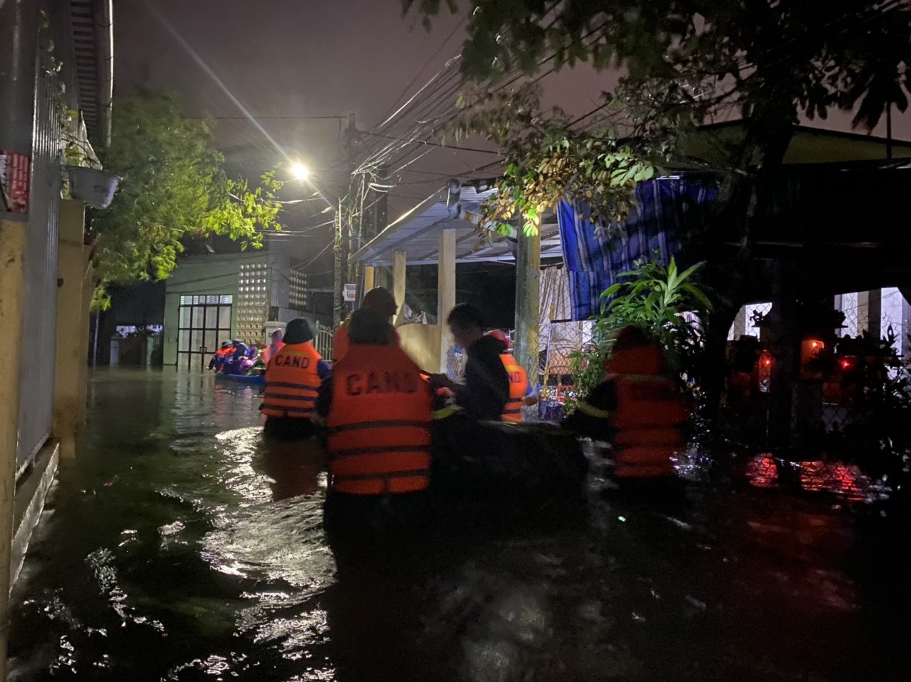 Trong đêm 14, rạng sáng 15.10, nhiều khu vực thấp trũng ở Huế ngập sâu, rất nhiều lời cầu cứu của người dân trong đêm.