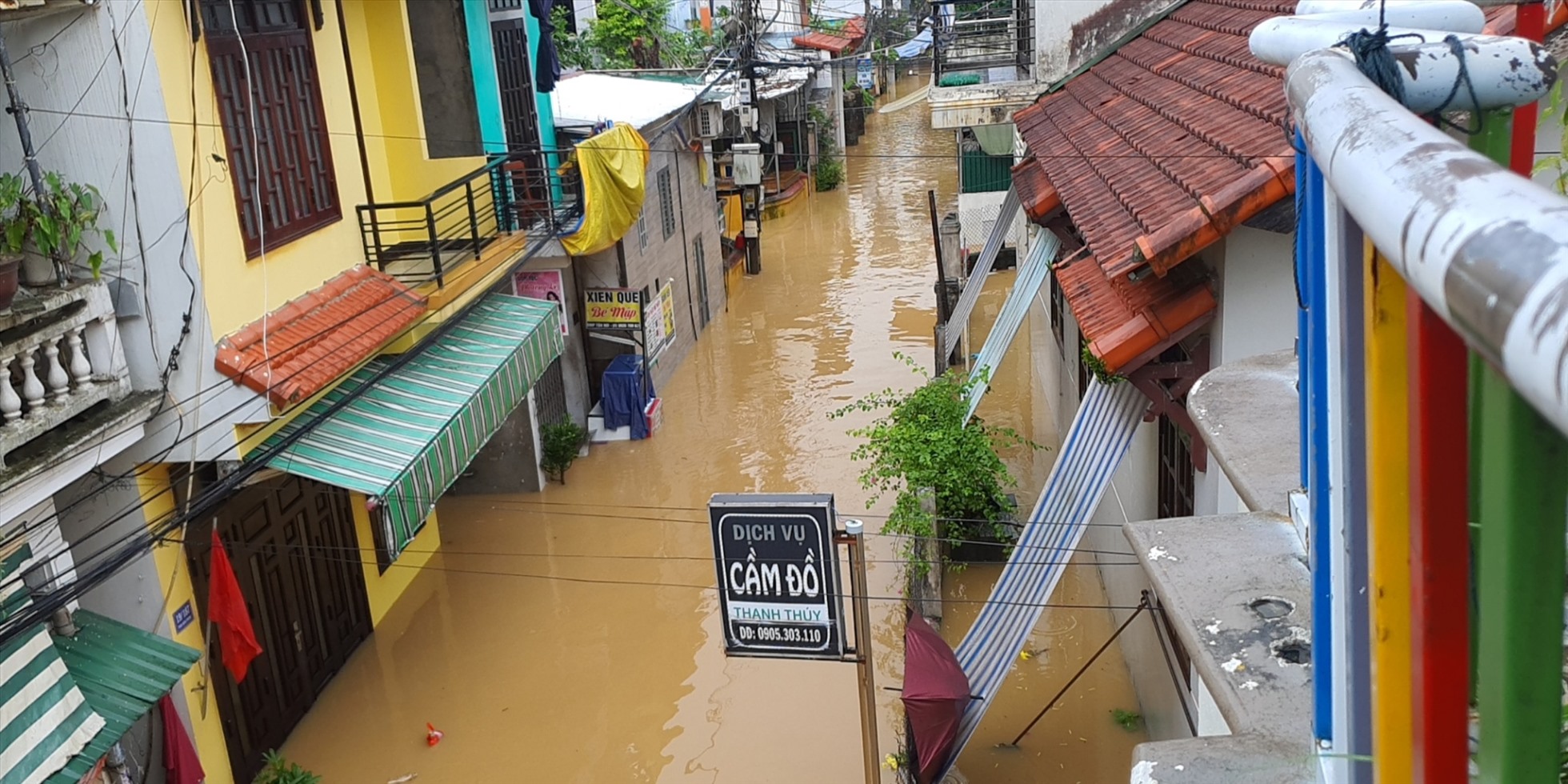 Tại thành phố Huế, do mưa cường suất lớn nên hầu hết các tuyến đường trên địa bàn bị ngập úng cục bộ với mức ngập 0,3-0,4m, đã ảnh hưởng đến sinh hoạt của người dân. Ngoài ra, tại một số địa phương thuộc các huyện, thị trên địa bàn tỉnh Thừa Thiên Huế cũng xảy ra ngập lụt, đường giao thông một số nơi bị chia cắt.