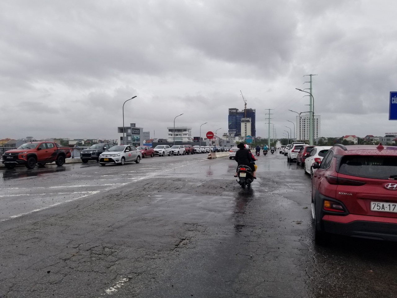 Tại TP. Huế, rất nhiều chủ xe ô tô đã đưa xe lên cầu vượt đoạn qua trung tâm thành phố để tránh nước ngập làm hỏng xe.