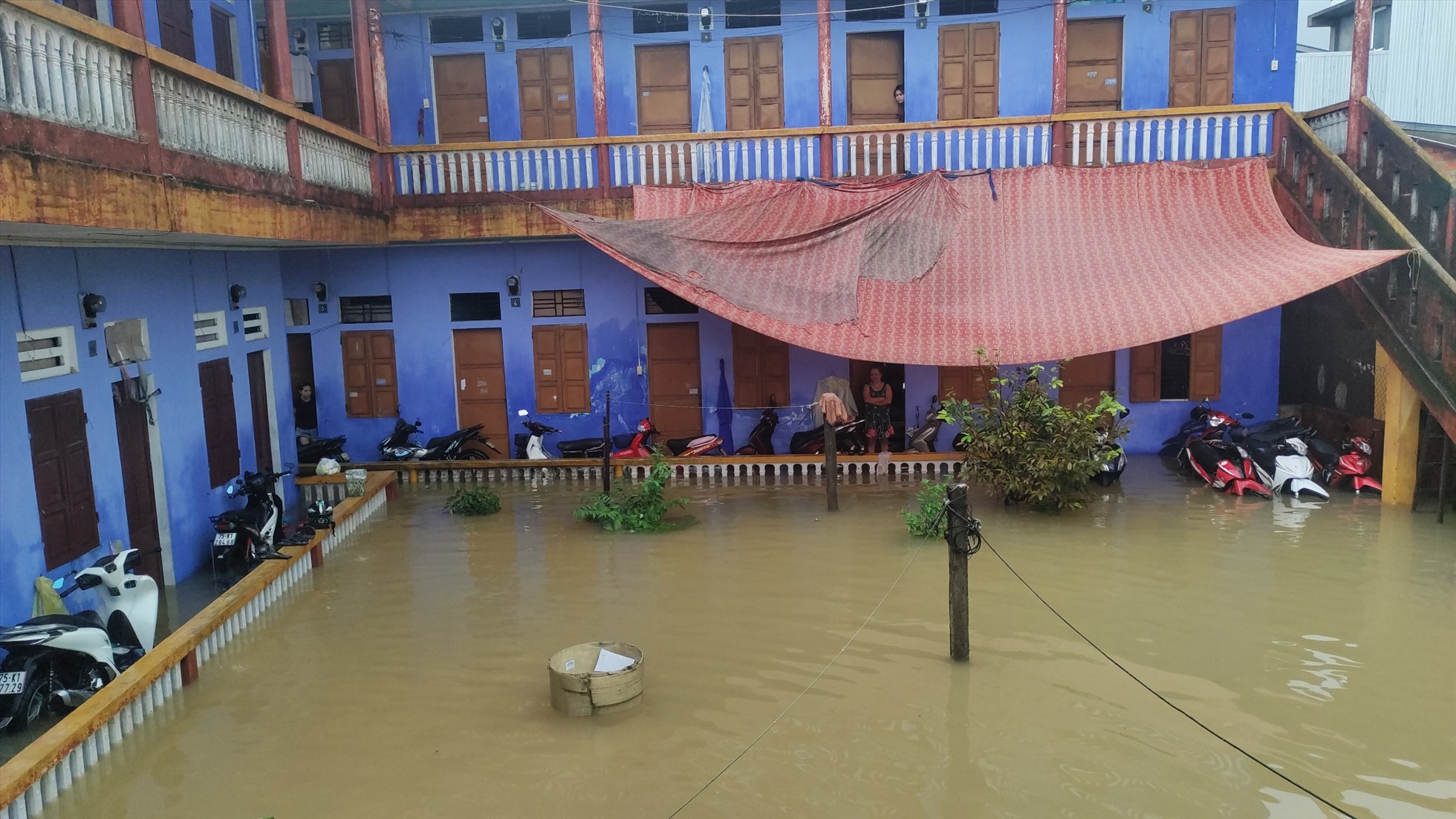 Sáng 15.10, đã có rất nhiều tuyến đường, phòng trọ sinh viên trên địa bàn TP. Huế ngập lụt.