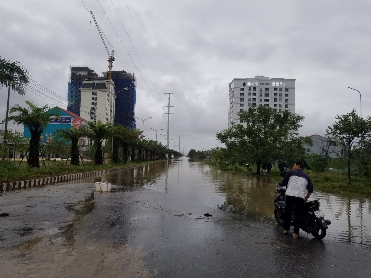 Tại thành phố Huế, do mưa cường suất lớn nên hầu hết các tuyến đường trên địa bàn bị ngập úng cục bộ với mức ngập 0,3-0,4m, đã ảnh hưởng đến sinh hoạt của người dân.