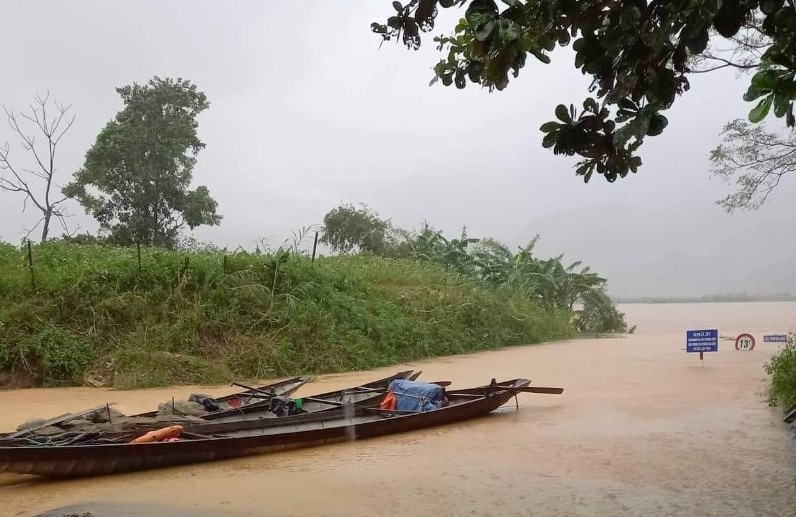 Cầu tràn Ba Lòng đi vào xã Ba Lòng (huyện Đakrông, tỉnh Quảng Trị) ngập sâu 3 mét khiến xã này bị cô lập. Ảnh: CTV.