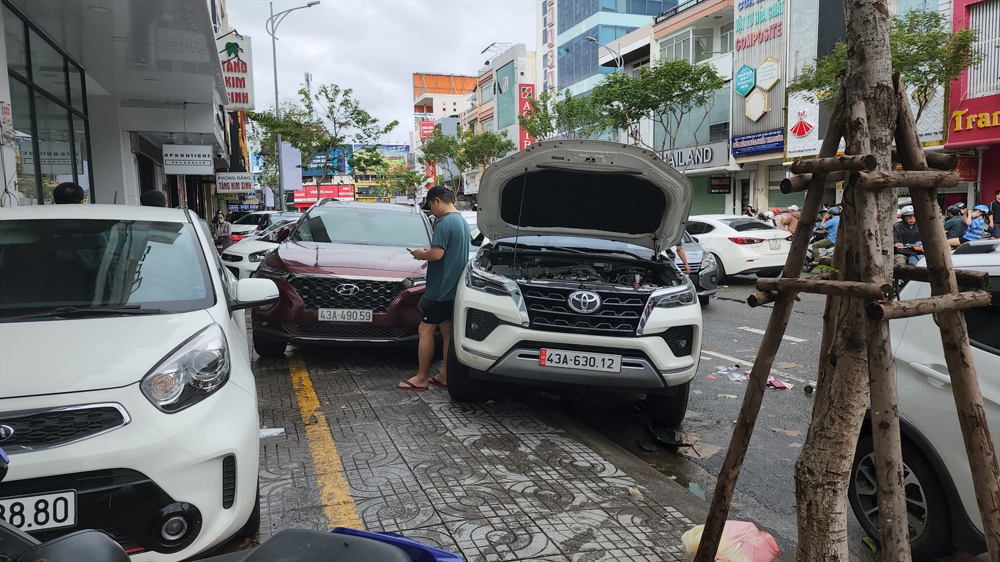 Sáng 15.10, mưa đã ngớt tại trung tâm TP.Đà Nẵng. Tuy nhiên, hậu quả của trận mưa kéo dài khiến hàng trăm phương tiện ô tô chết máy nối dài trên đường phố Lê Duẩn, quận Hải Châu.